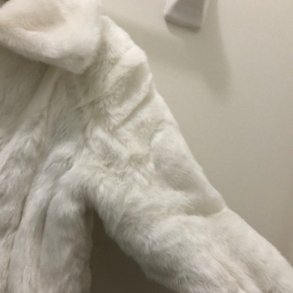 ⛄️❄️ HOST PICK ❄️ Girls White Faux Fur Coat - Picture 4 of 16